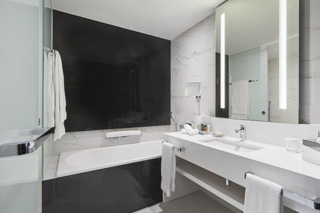 Отель Hilton Tallinn Park Таллин