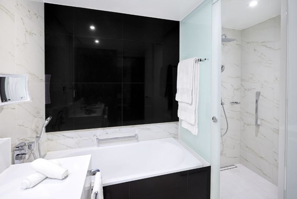 Отель Hilton Tallinn Park Таллин